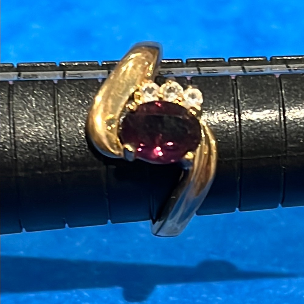 *Elegant Gold and Purple Women's Ring